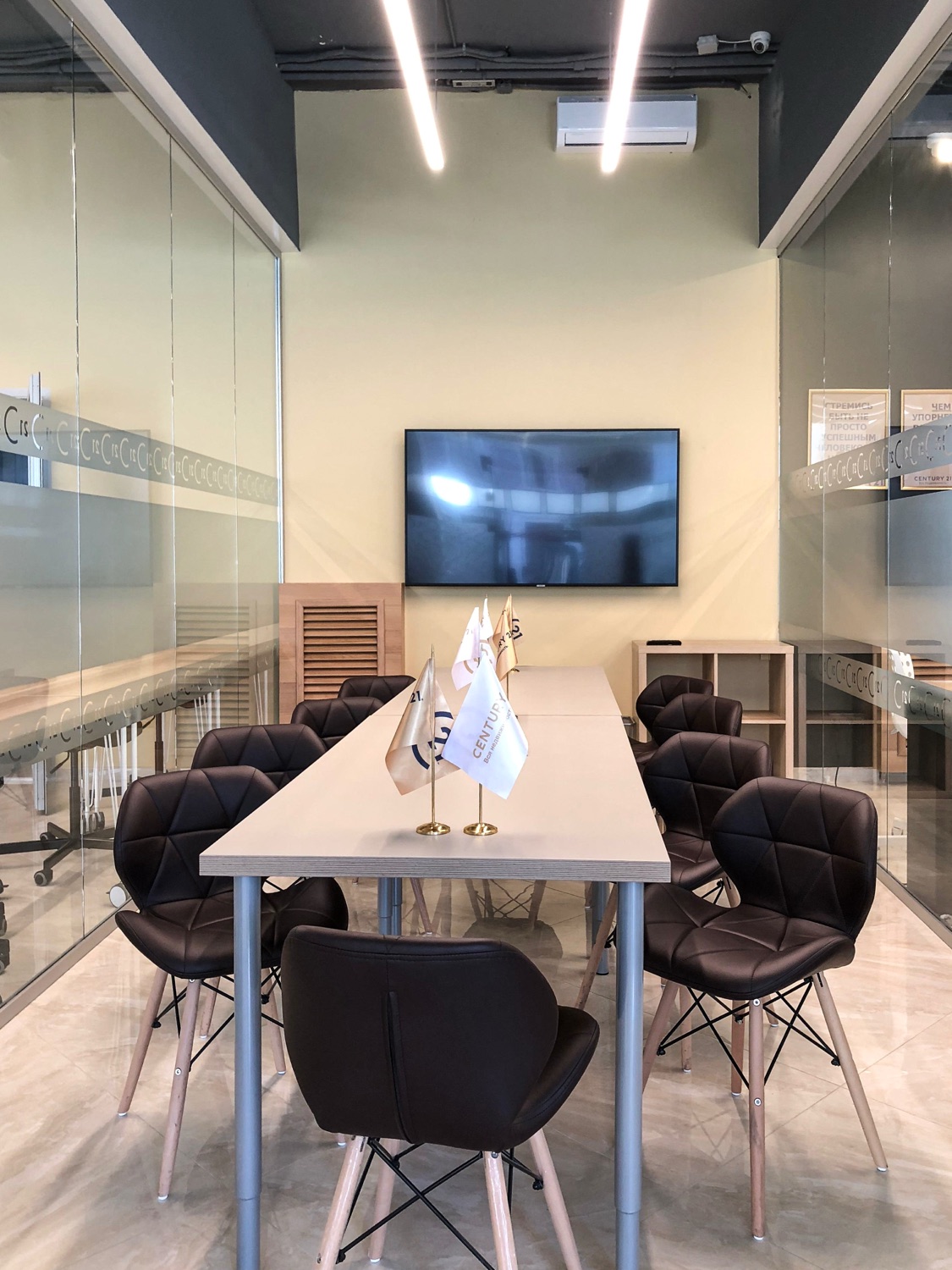 Century-21 – деталь интерьера, ракурс 2
