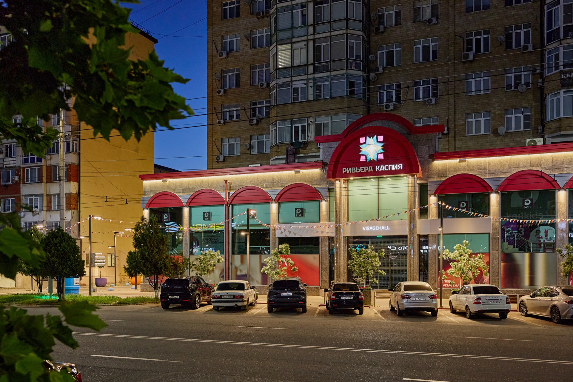 Ривьера Каспия – фронтальный ракурс фасада ночью